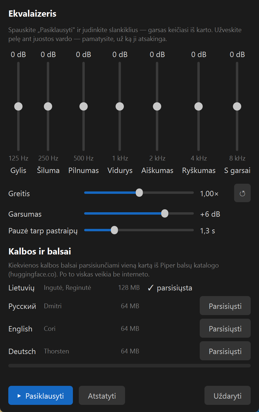 Nustatymai (⚙): septynių juostų ekvalaizeris nuo 125 Hz iki 8 kHz, greitis, garsumas, pauzė tarp pastraipų ir skyrius „Kalbos ir balsai“: lietuvių parsisiųsta, rusų, anglų ir vokiečių — mygtukai „Parsisiųsti“